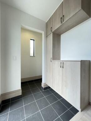 家族の靴がしまえるシューズボックス付き！SICにはベビーカーや子供の遊び道具なども収納できますよ＾＾