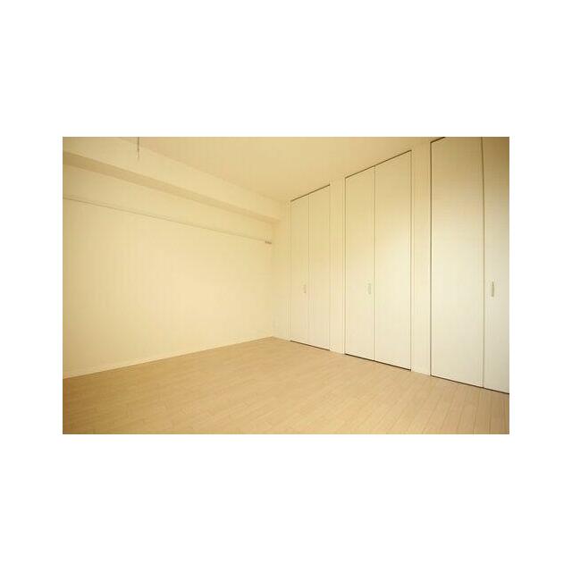 洋室の収納は造り付けの壁収納タイプになっています。