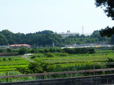 本物件の北側は自然が豊かで田園風景の向こうにＪＲの列車や佐倉東中学校の校舎が臨めます