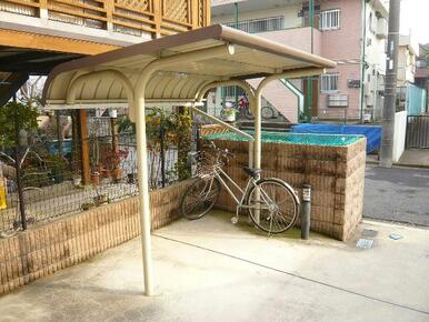 専用の屋根付き駐輪場もあります。