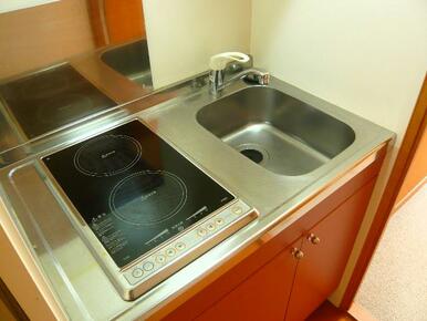 安全設計の電磁調理器付きです。