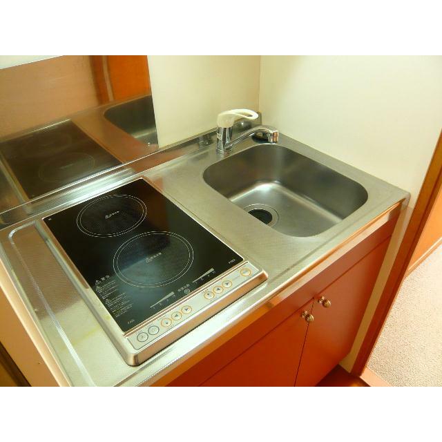 安全設計の電磁調理器付きです。