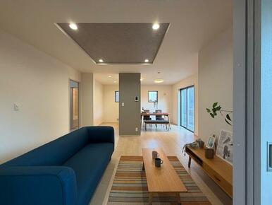 リビングはお気に入りのソファやクッションでくつろげる空間に（3号棟）