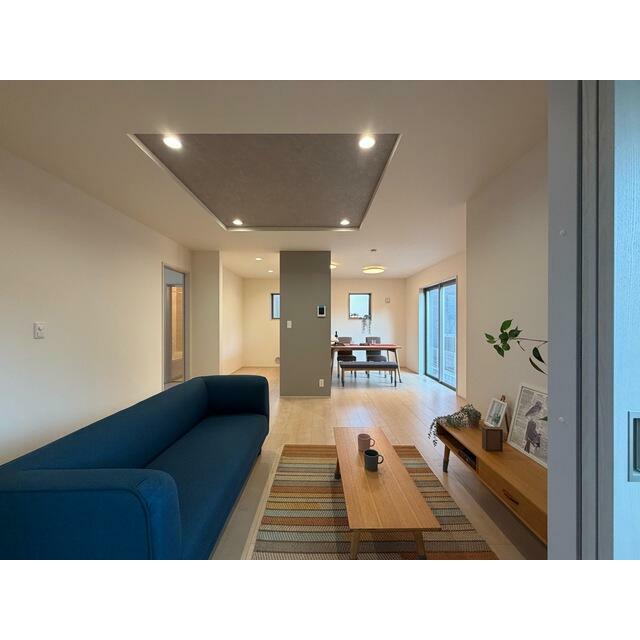 リビングはお気に入りのソファやクッションでくつろげる空間に（3号棟）