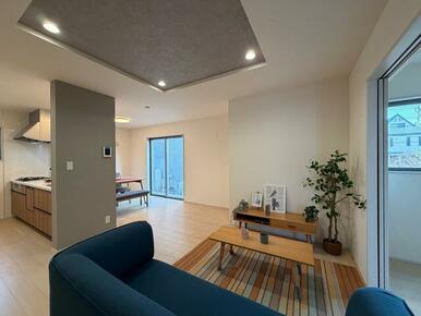 リビングはお気に入りのソファやクッションでくつろげる空間に（3号棟）