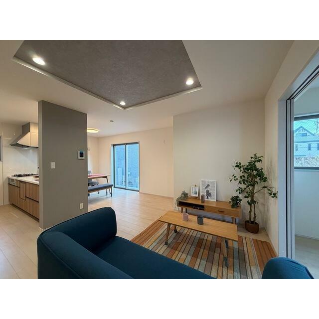 リビングはお気に入りのソファやクッションでくつろげる空間に（3号棟）