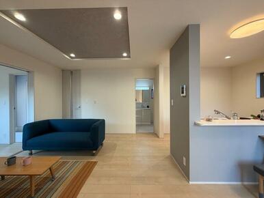 家具のデザインや配置でリビングの印象は大きく変わります。ぜひ自分の感性に合う空間を（3号棟）