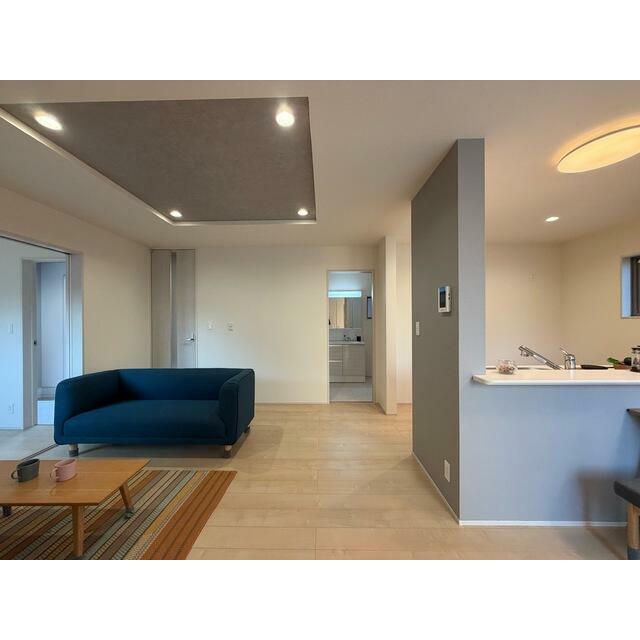 家具のデザインや配置でリビングの印象は大きく変わります。ぜひ自分の感性に合う空間を（3号棟）