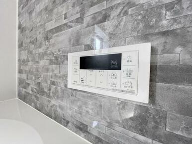 ボタンひとつでお湯張りや追い焚き、温度調整までしてくれる便利なオートバス機能付き！