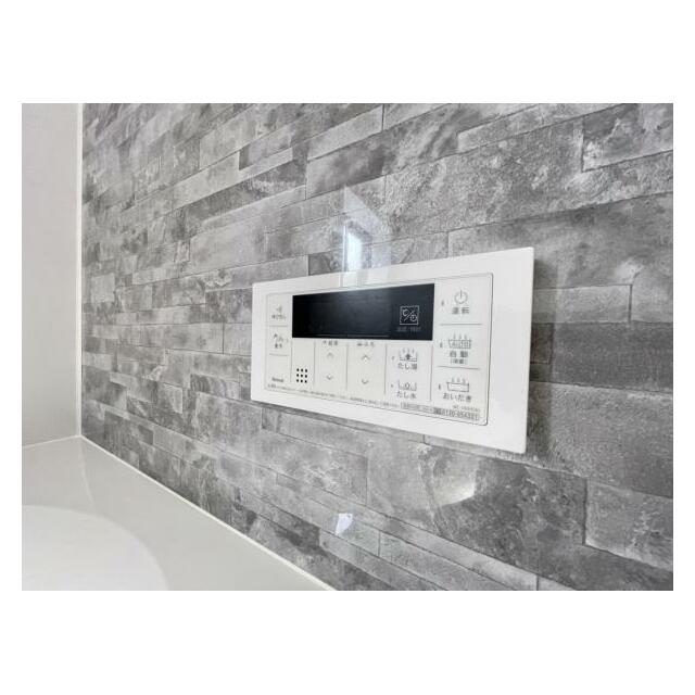 ボタンひとつでお湯張りや追い焚き、温度調整までしてくれる便利なオートバス機能付き！