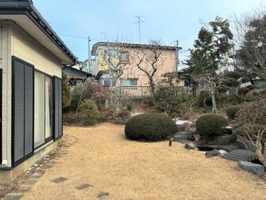 庭の様子。春には春の。夏や秋にもそれぞれの愉しみがある庭です。
