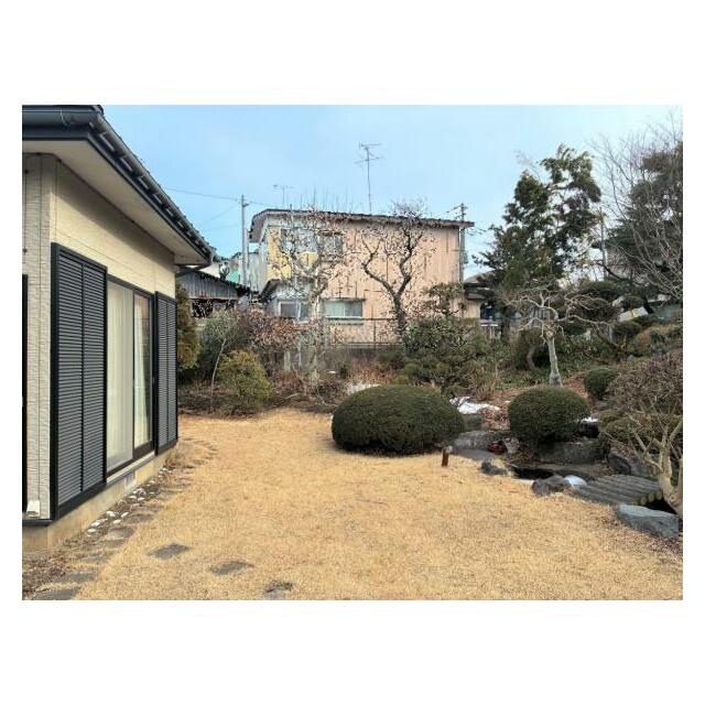 庭の様子。春には春の。夏や秋にもそれぞれの愉しみがある庭です。