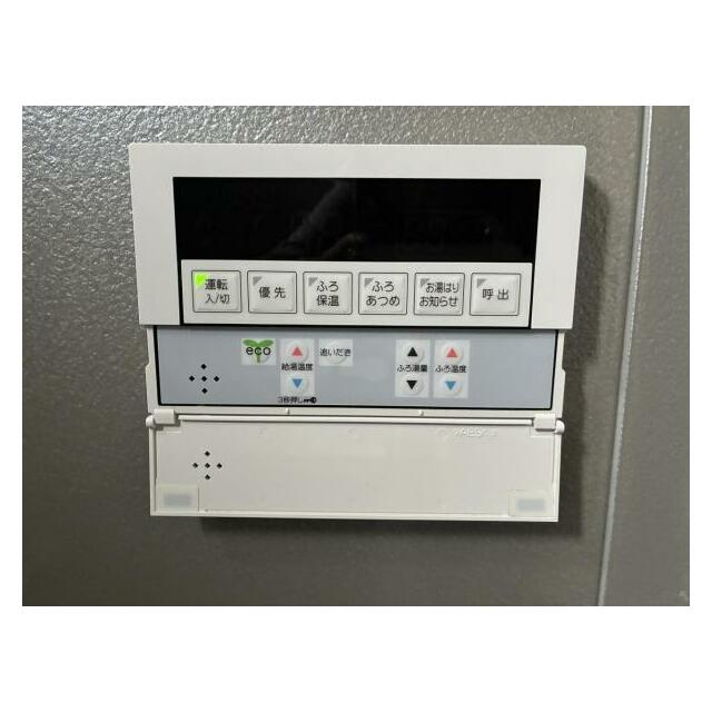 ボイラーは追い炊き機能付きの灯油ボイラーです。