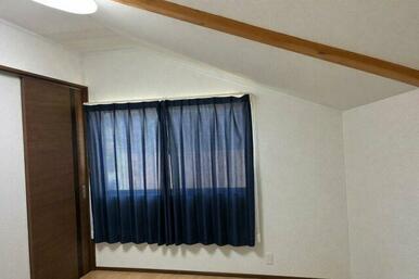 2階の小屋裏タイプの洋室！勾配天井がオシャレです！