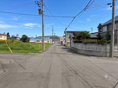 西側道路（南より撮影）公道　約6.5ｍ ＡＩにより車を消しております