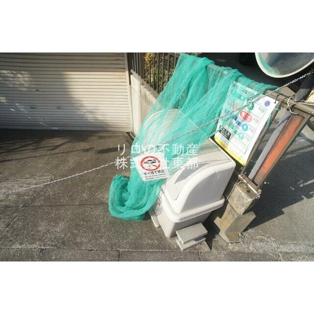 蓋つきのゴミ置き場あります。衛生的ですね♪