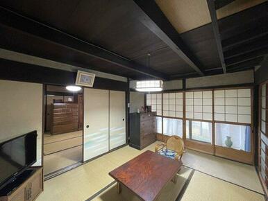 日本の伝統建築のすばらしさが感じられる古民家です。畳やふすまなど、落ち着いた印象のたたずまい。ゆった