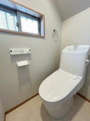 「１階トイレ」温水暖房機能付きトイレに新品交換済みです。