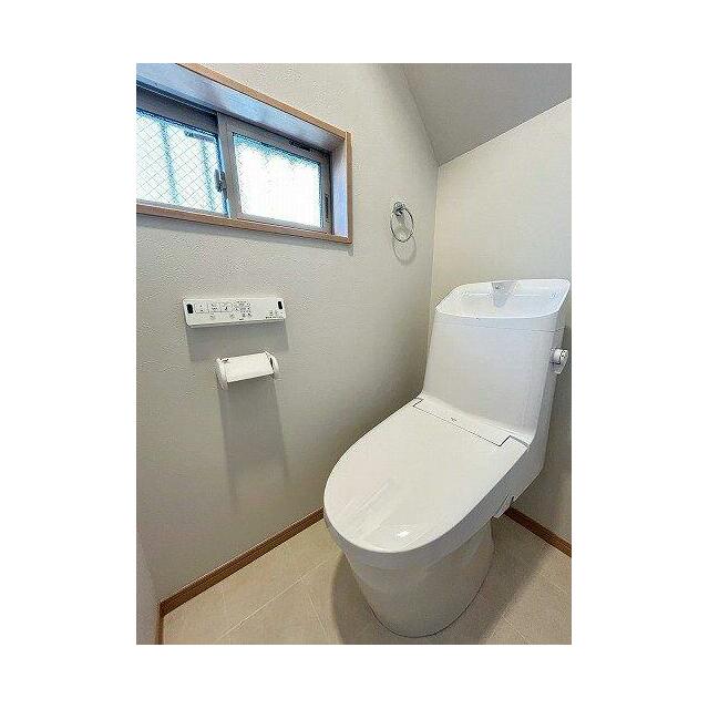 「１階トイレ」温水暖房機能付きトイレに新品交換済みです。