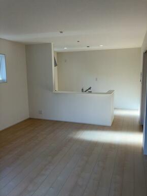 家具のデザインや配置でリビングの印象は大きく変わります。ぜひ自分の感性に合う空間を（2号棟）