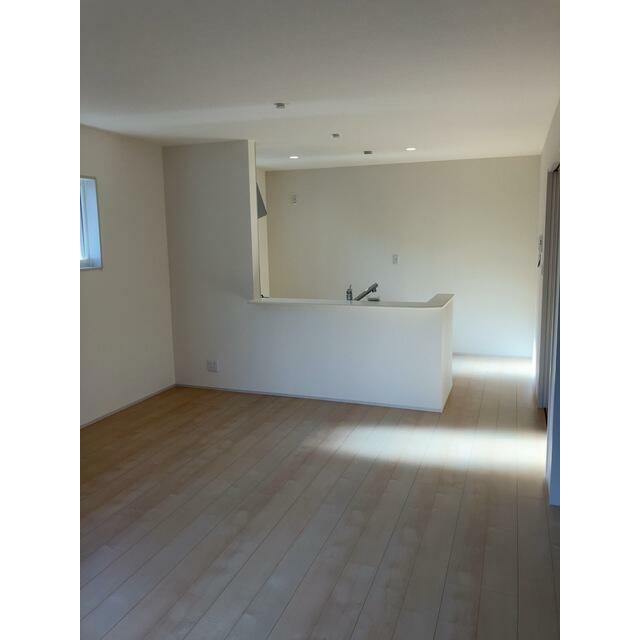 家具のデザインや配置でリビングの印象は大きく変わります。ぜひ自分の感性に合う空間を（2号棟）