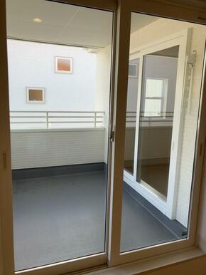 洗濯物や布団をたっぷり干せるのがうれしいバルコニー （1号棟）