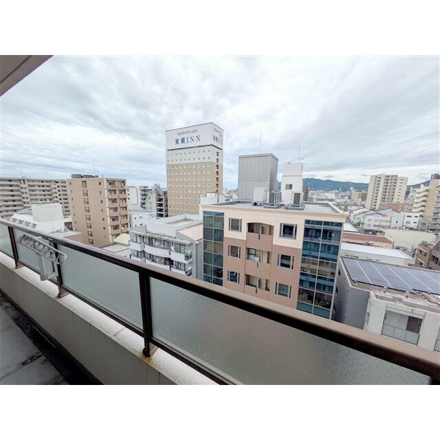 バルコニーからは静岡市街を眺められます。