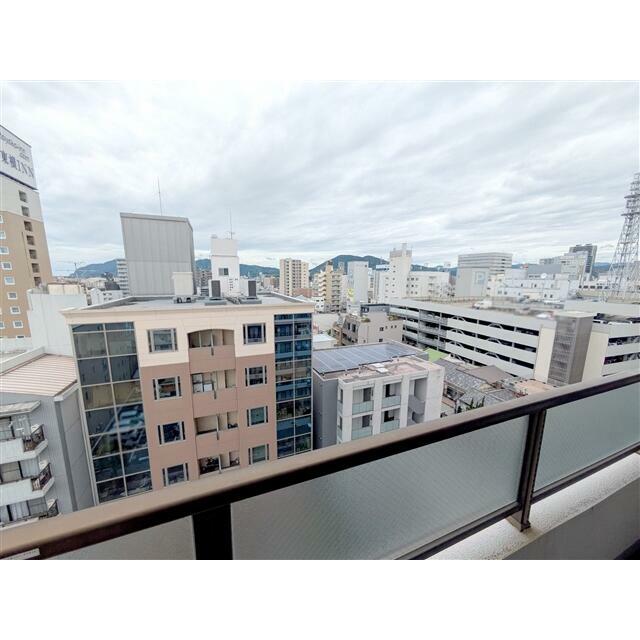 バルコニーからは静岡市街を眺められます。