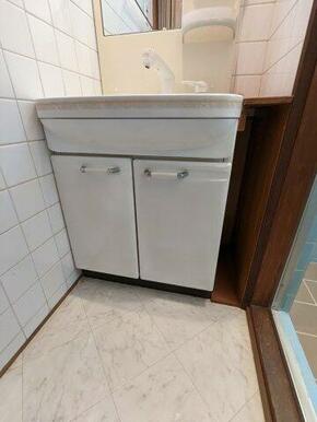 朝の支度にも助かる、独立の洗髪洗面化粧台