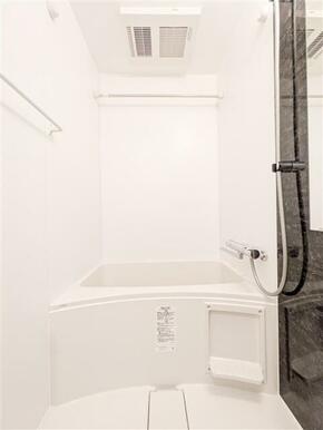 （参考）１２０４号室＜Ｗｈｉｔｅ＞　浴室　同一タイプとなります※別カラーのお部屋です