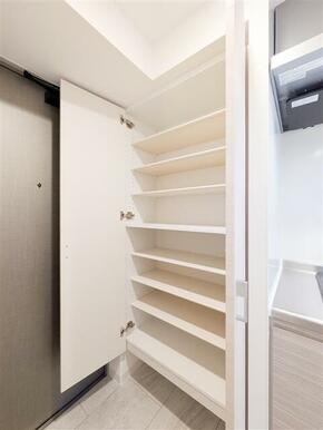 （参考）１２０４号室＜Ｗｈｉｔｅ＞　靴箱　同一タイプとなります※別カラーのお部屋です