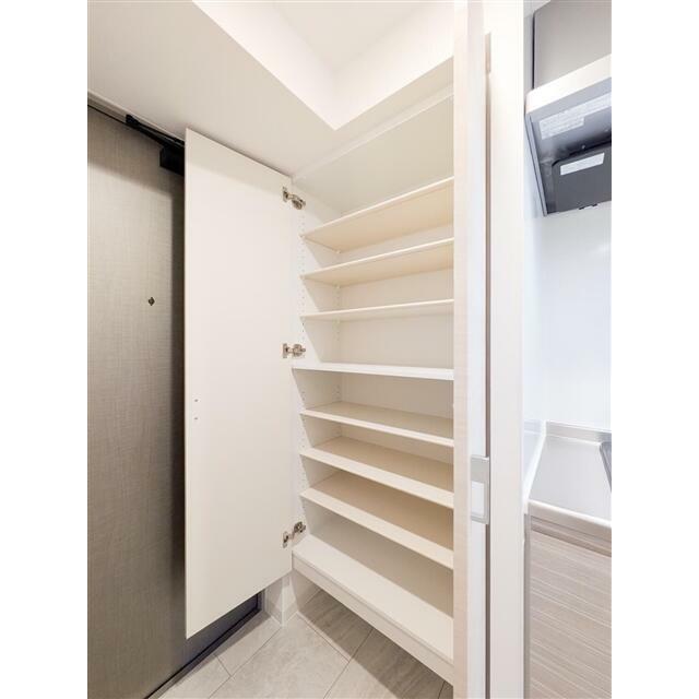 （参考）１２０４号室＜Ｗｈｉｔｅ＞　靴箱　同一タイプとなります※別カラーのお部屋です