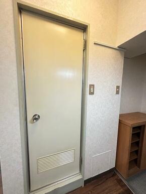 トイレのドアは玄関近くにあります、