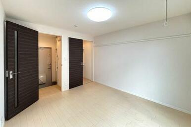 画鋲や釘を使わずに、ちょっとした物かけに大変便利な化粧幕板♪時計やポスター・絵画を掛けてお部屋をお…