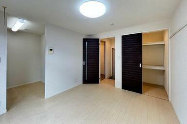 ライト系の床材とダーク系の建具が鮮やかなコントラストを描き出すコーディネーションは、モダンな雰囲気…