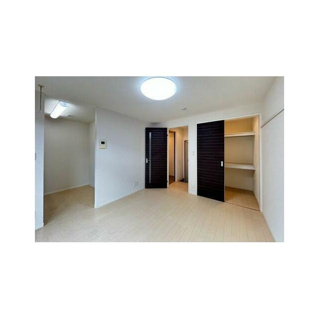 ライト系の床材とダーク系の建具が鮮やかなコントラストを描き出すコーディネーションは、モダンな雰囲気…