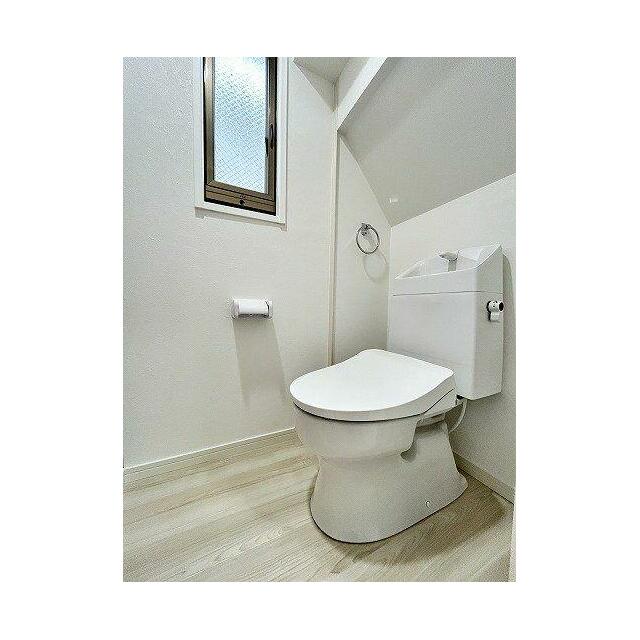 「１階トイレ」フロアタイルとクロス張替え、トイレも新品交換しました。