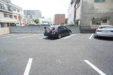 敷地内に駐車場がありますが、まず空き確認してください。