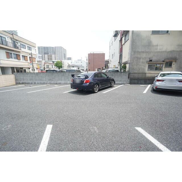 敷地内に駐車場がありますが、まず空き確認してください。