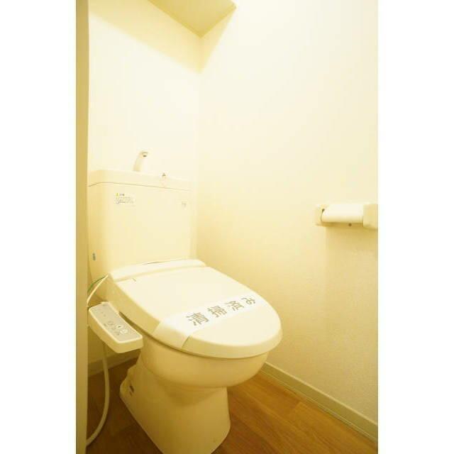 トイレには快適な温水清浄便座付