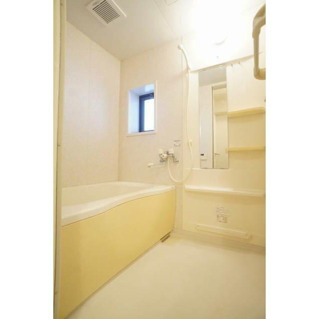 小窓付の明るい浴室