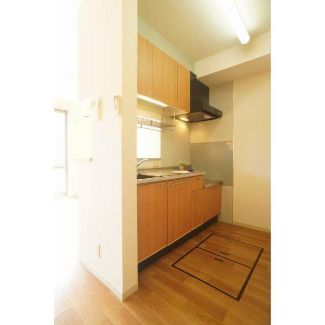 吊り棚付きのキッチン