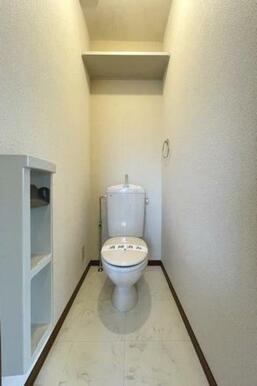 左側には、トイレットペーパーなど設置でき、上部には棚付き♪