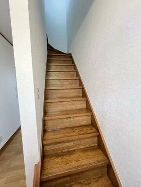 ２階への階段になります。
