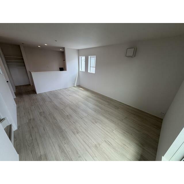 【２号棟】17.14帖の開放感を楽しむ、ワンランク上のリビング空間。 2階だからこそ叶う、明るくのびやかな暮らしをお楽しみいただけます。