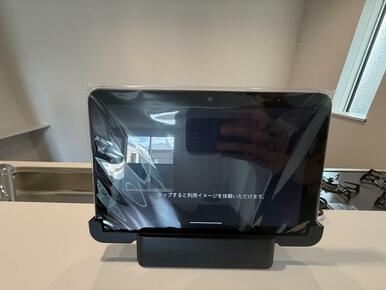 【２号棟】専用のタブレットやスマートフォンアプリから操作・管理できるサービスでインターホンの応答・訪問履歴の確認が可能です。