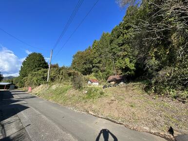 東側農地（２種農地）。少し高くなっています