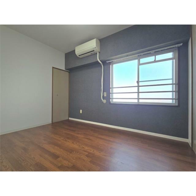 南側の６帖洋室です。