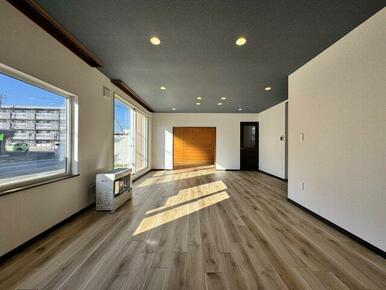 リビングだけで約16帖の広さがあります。