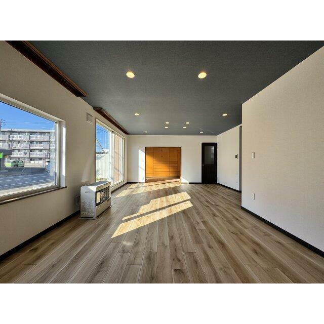 リビングだけで約16帖の広さがあります。